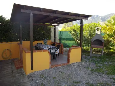 Vista generica sulle montagne o vista sulle montagne dall'interno dell'appartamento