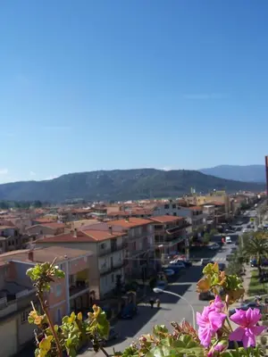 Vista generica sulle montagne o vista sulle montagne dall'interno del bed & breakfast