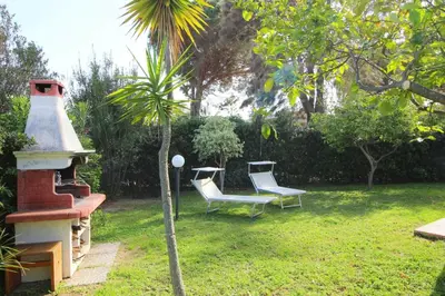 Giardino di Villa Caterina a pochi passi dalla spiaggia con 3 Camere e Giardino Privato