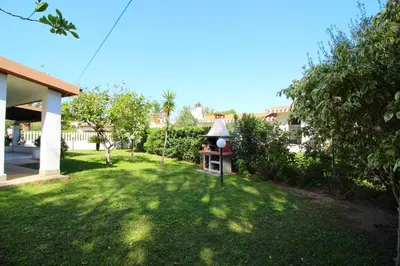 Giardino di Villa Caterina a pochi passi dalla spiaggia con 3 Camere e Giardino Privato