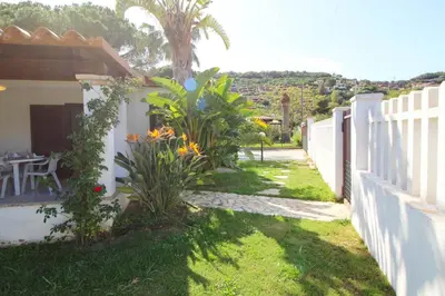 Giardino di Villa Caterina a pochi passi dalla spiaggia con 3 Camere e Giardino Privato