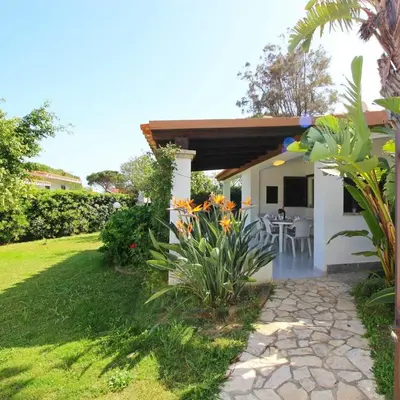 Giardino di Villa Caterina a pochi passi dalla spiaggia con 3 Camere e Giardino Privato