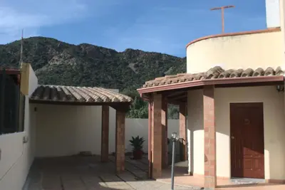 Vista generica sulle montagne o vista sulle montagne dall'interno della casa vacanze