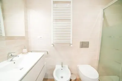 Bagno di Minimalist Chic a Villanova 3Bdr - 2Bth - WiFi
