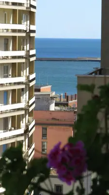 Vista generica sul mare o vista sul mare dall'interno dell'affittacamere