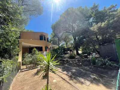 Giardino di Villa Ginepro Sardegna Santa Margherita di Pula mare blu