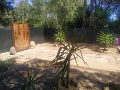 Giardino di Villa Ginepro Sardegna Santa Margherita di Pula mare blu
