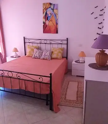 Letto o letti in una camera di Casa vacanze Antonella Pula a 750mt dal centro.