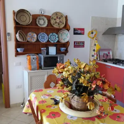 Cucina o angolo cottura di Casa vacanze Antonella Pula a 750mt dal centro.