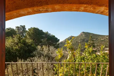 Vista generica sulle montagne o vista sulle montagne dall'interno della casa vacanze