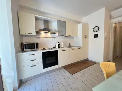 Cucina o angolo cottura di La chiocciola Villasimius appartamento confort, parking gratuito, fronte bus Arst, navetta mare e postazione noleggio monopattini elettrici