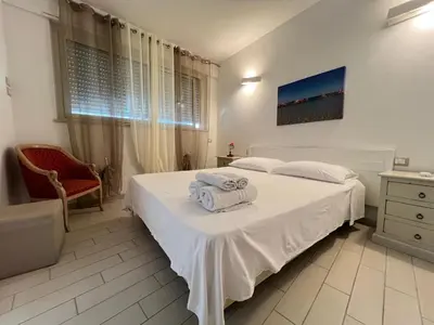 Letto o letti in una camera di La chiocciola Villasimius appartamento confort, parking gratuito, fronte bus Arst, navetta mare e postazione noleggio monopattini elettrici