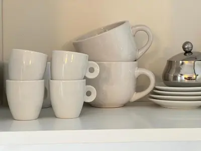 Set per la preparazione di tè e caffè presso La chiocciola Villasimius appartamento confort, parking gratuito, fronte bus Arst, navetta mare e postazione noleggio monopattini elettrici