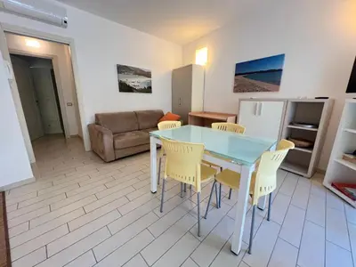 Area soggiorno di La chiocciola Villasimius appartamento confort, parking gratuito, fronte bus Arst, navetta mare e postazione noleggio monopattini elettrici