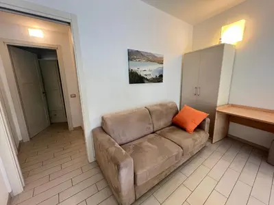 Area soggiorno di La chiocciola Villasimius appartamento confort, parking gratuito, fronte bus Arst, navetta mare e postazione noleggio monopattini elettrici