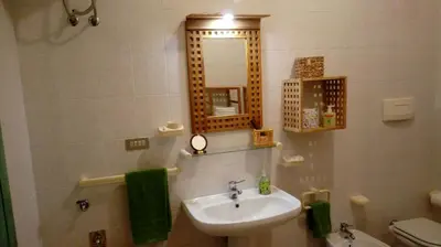 Bagno di Villetta con giardino in Residence IN CENTRO