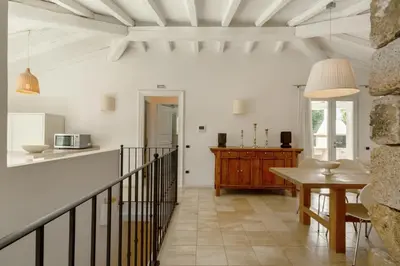 Cucina o angolo cottura di Villa Gelsomino a soli 500 mt dal mare con piscina privata e vista mare