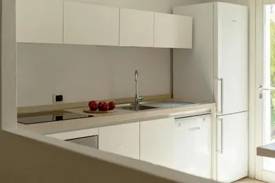 Cucina o angolo cottura di Villa Gelsomino a soli 500 mt dal mare con piscina privata e vista mare