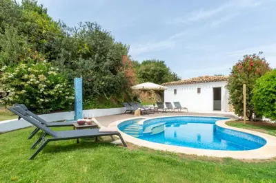 Piscina di Villa Gelsomino a soli 500 mt dal mare con piscina privata e vista mare o nelle vicinanze