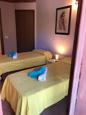 Letto o letti in una camera di Panorama Penthouse con giardino privato