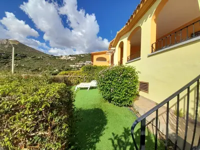 Vista generica sulle montagne o vista sulle montagne dall'interno della casa vacanze