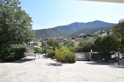 Vista generica sulle montagne o vista sulle montagne dall'interno della casa vacanze