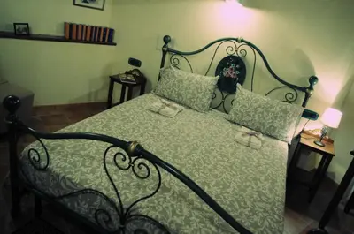 Letto o letti in una camera di Casa De Ajala - B&B de Charme in Antica Dimora totalmente ristrutturata e dotata di tutti i confort Bagni privati Spazio living Patio esterno Ambienti climatizzati Degustazioni prodotti locali