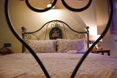 Letto o letti in una camera di Casa De Ajala - B&B de Charme in Antica Dimora totalmente ristrutturata e dotata di tutti i confort Bagni privati Spazio living Patio esterno Ambienti climatizzati Degustazioni prodotti locali