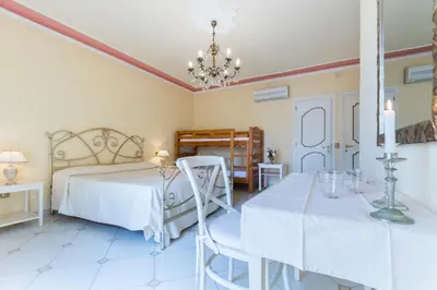Letto o letti in una camera di Four Rooms
