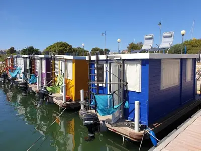 Paesaggio naturale nelle vicinanze delle barche