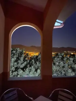 Vista generica sulle montagne o vista sulle montagne dall'interno della casa vacanze