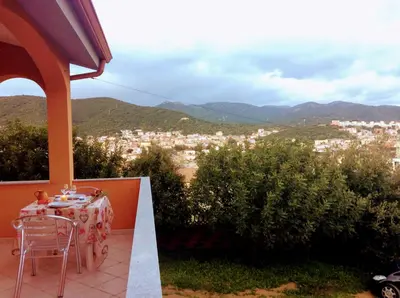 Vista generica sulle montagne o vista sulle montagne dall'interno della casa vacanze