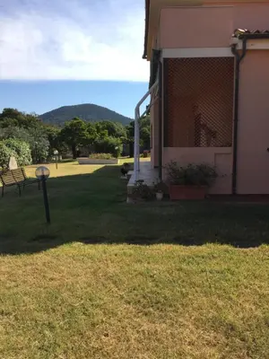 Vista generica sulle montagne o vista sulle montagne dall'interno della casa vacanze