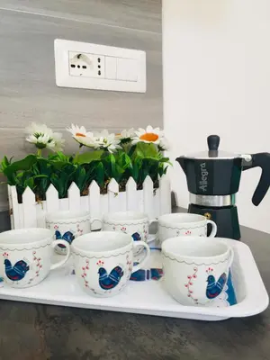 Set per la preparazione di tè e caffè presso Il Quarzo A) B)