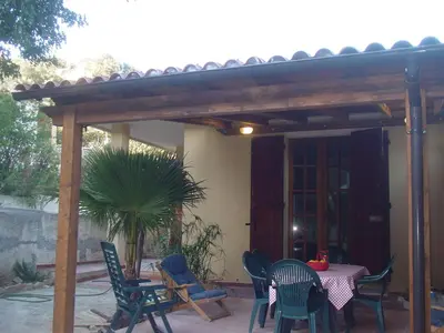 Patio o area all'aperto di Villa Palmizi mt300 from beach Calasinzias