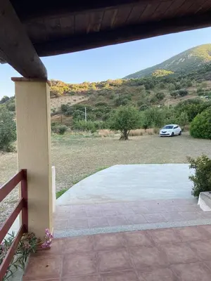 Vista generica sulle montagne o vista sulle montagne dall'interno dell'appartamento