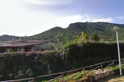 Vista generica sulle montagne o vista sulle montagne dall'interno della casa vacanze