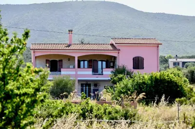Vista generica sulle montagne o vista sulle montagne dall'interno della casa vacanze
