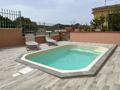 Piscina di Arcobaleno 1 o nelle vicinanze