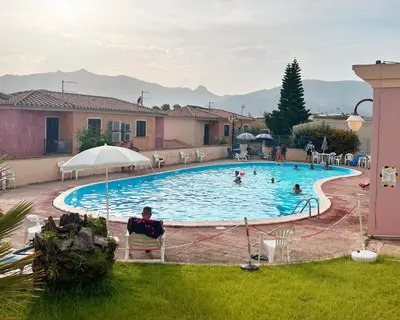 Piscina di Arcobaleno 2 o nelle vicinanze