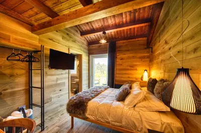 Letto o letti in una camera di BAITA MAORE luxury rooms & Spa