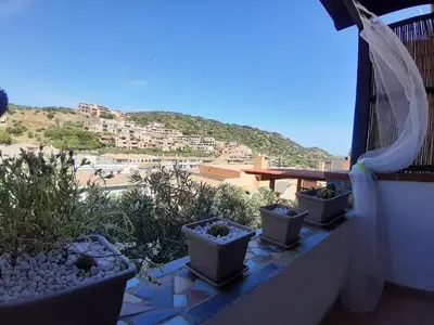 Vista generica sulle montagne o vista sulle montagne dall'interno della casa vacanze