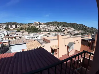 Vista generica sulle montagne o vista sulle montagne dall'interno della casa vacanze