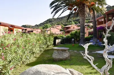 Giardino di Terraced House by Sardinia's White Beaches