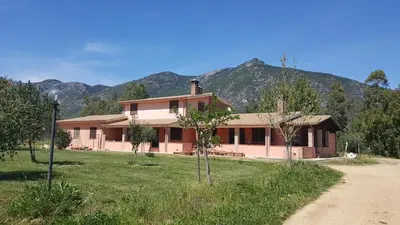Vista generica sulle montagne o vista sulle montagne dall'interno della villa