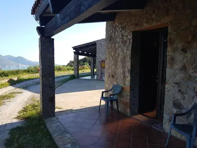Vista generica sulle montagne o vista sulle montagne dall'interno dell'hotel
