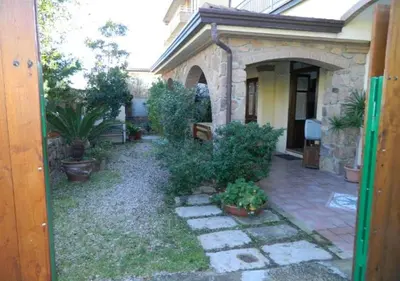 Giardino di CASA CON VERANDA A POCHI PASSI DAL MARE