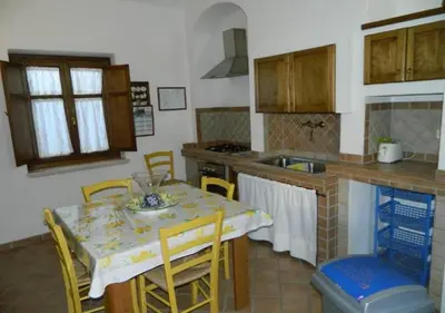 Cucina o angolo cottura di CASA CON VERANDA A POCHI PASSI DAL MARE