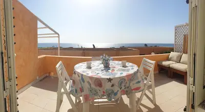 Vista generica sul mare o vista sul mare dall'interno dell'appartamento