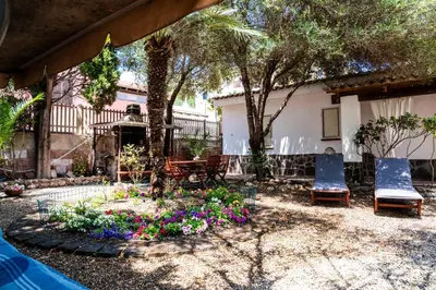 Giardino di Casa Josto a due passi da Spiaggia Maladroxia